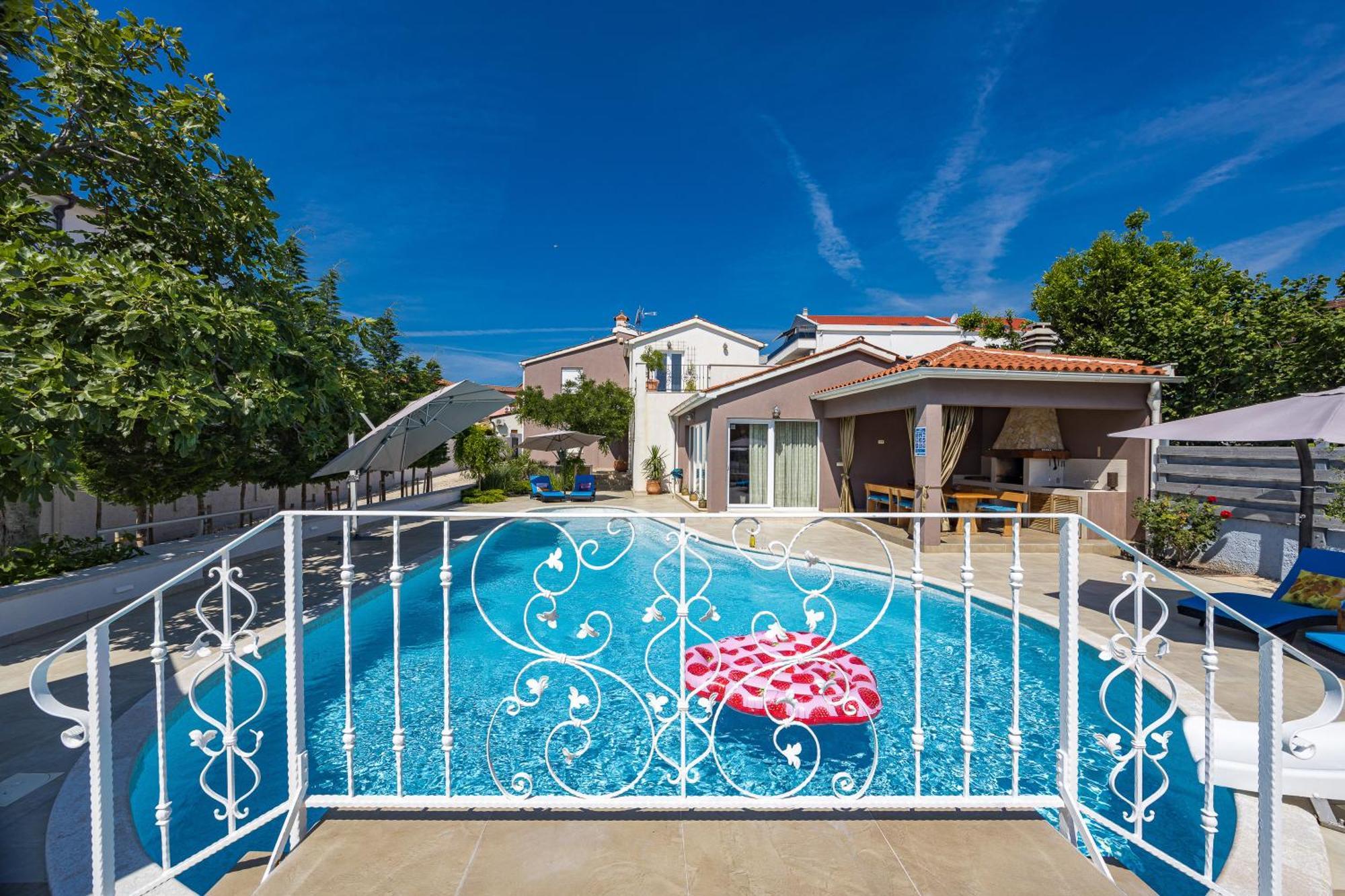 Five Bedroom Emily With Pool In